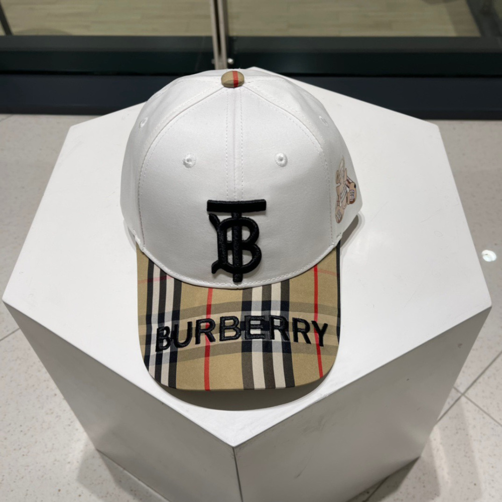 Boné Burberry Branco com Aba Xadrez
