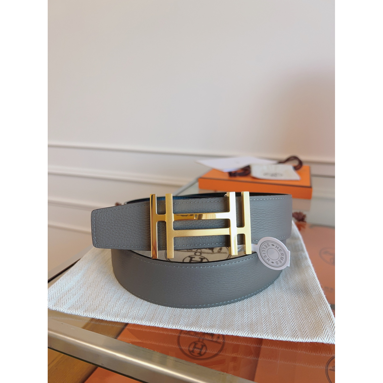 Cinto Hermès Reversível em Couro Cinza e Fivela H Au Carré Dourado 3.2cm