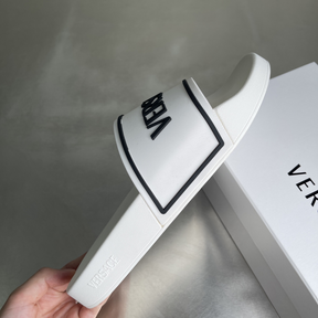 Chinelo Slide Versace Branco com escrita Preta