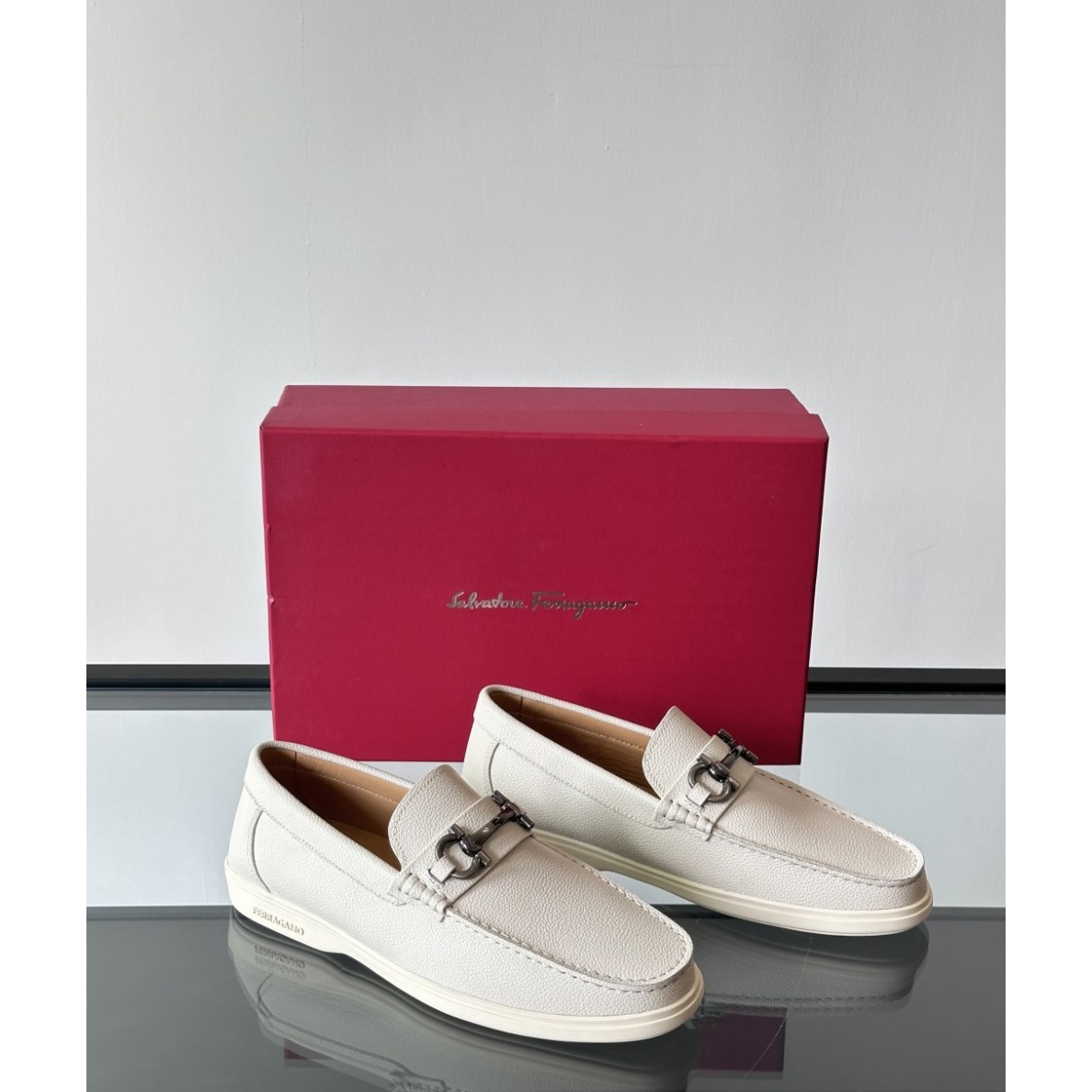 Sapato Mocassim Salvatore Ferragamo Casual Branco com Fivela Gancini