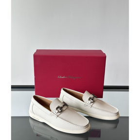 Sapato Mocassim Salvatore Ferragamo Casual Branco com Fivela Gancini