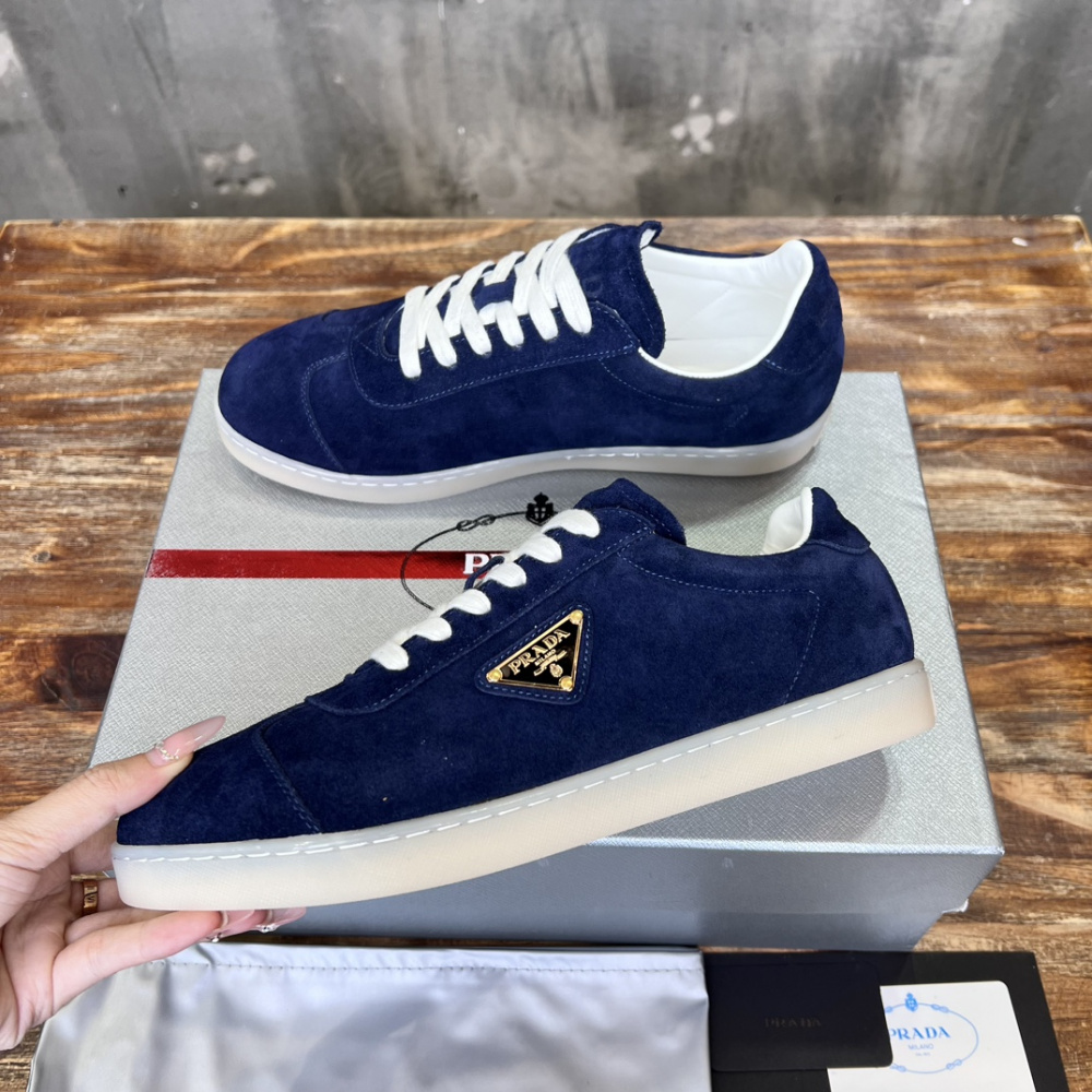 Prada Tênis em Camurça Azul Marinho com Logo