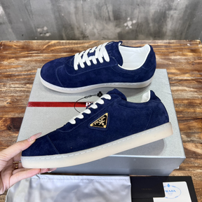 Prada Tênis em Camurça Azul Marinho com Logo