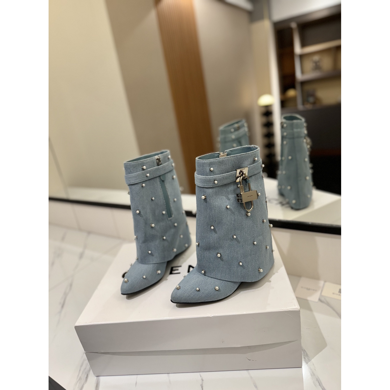 Bota Givenchy Denin com Cristais Capucines East-West