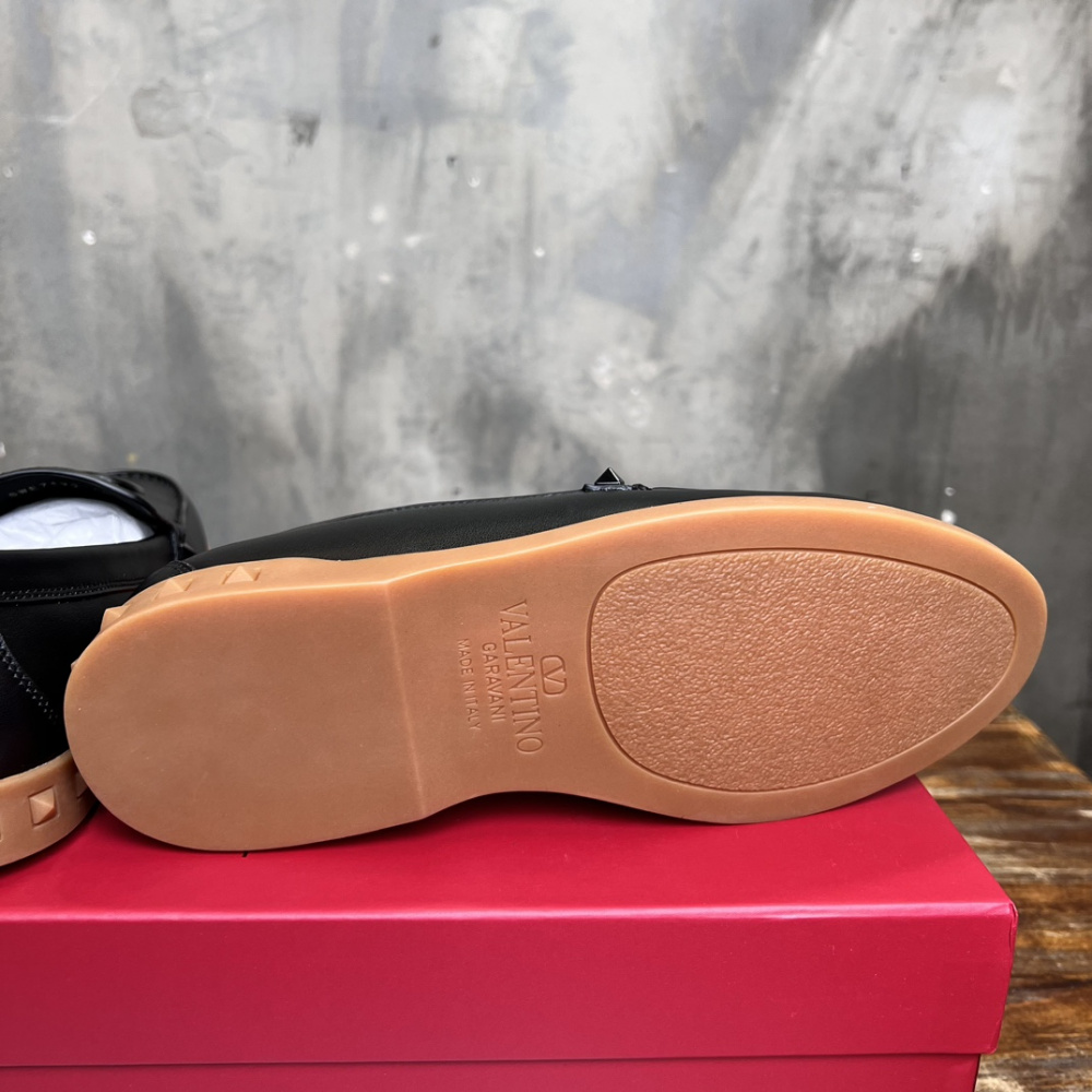 Valentino Garavani Leisure Flows Leather Loafers Preto