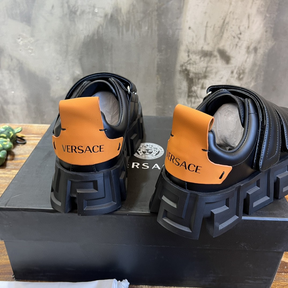 Tênis Versace Greca Labyrinth de Couro Preto/Laranja