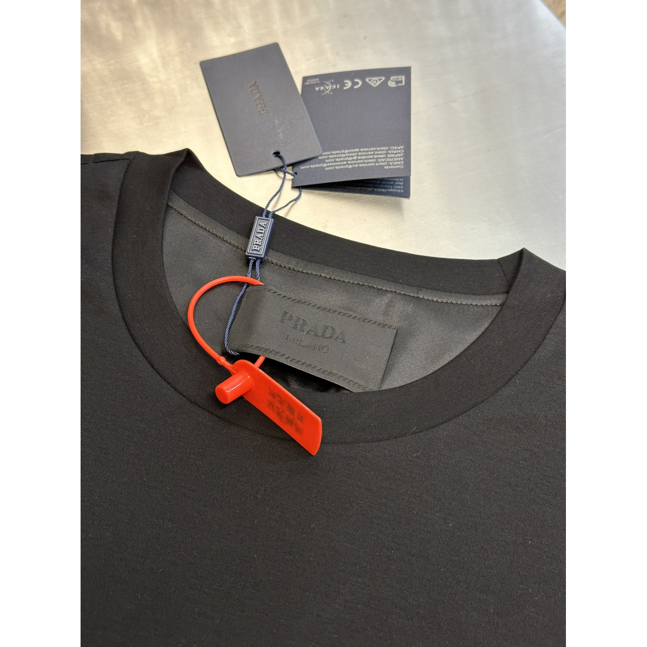 Camisa Prada em algodão Logotipo de letras estampado na parte da frente Preta