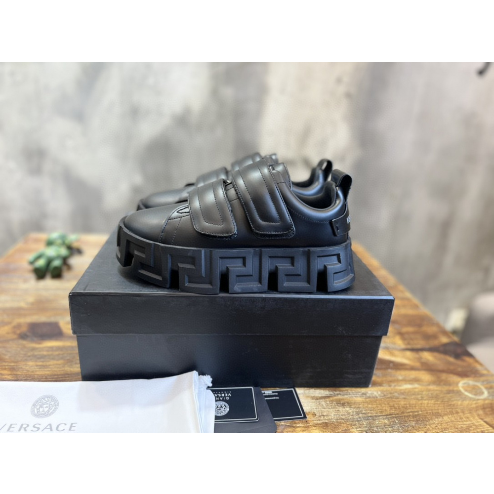 Tênis Versace Greca Labyrinth de Couro Preto