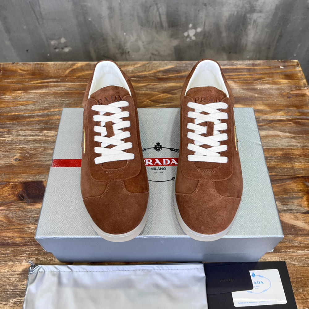 Prada Tênis em Camurça Marrom com Logo