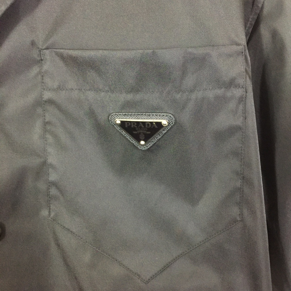 Camisa Prada em Re-Nylon com mangas curtas e Logotipo triangular em metal esmaltado
