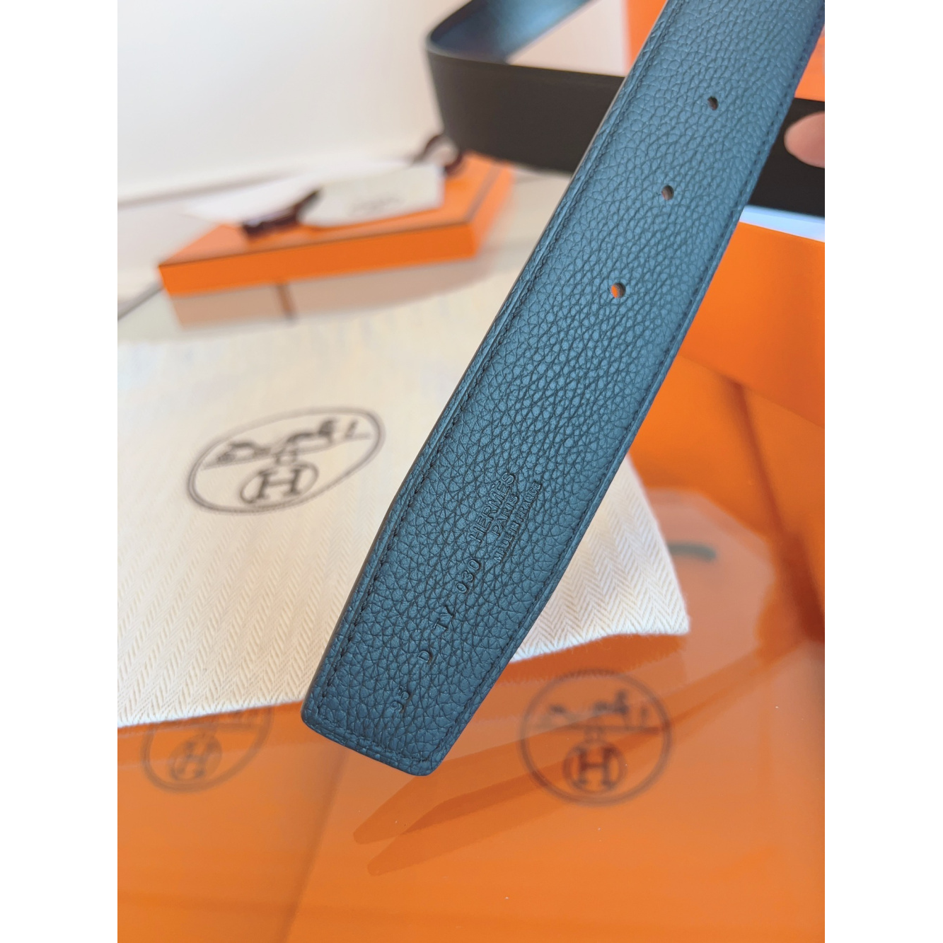 Cinto Hermès Reversível em Couro Preto e Fivela H Au Carré Dourado 3.2cm