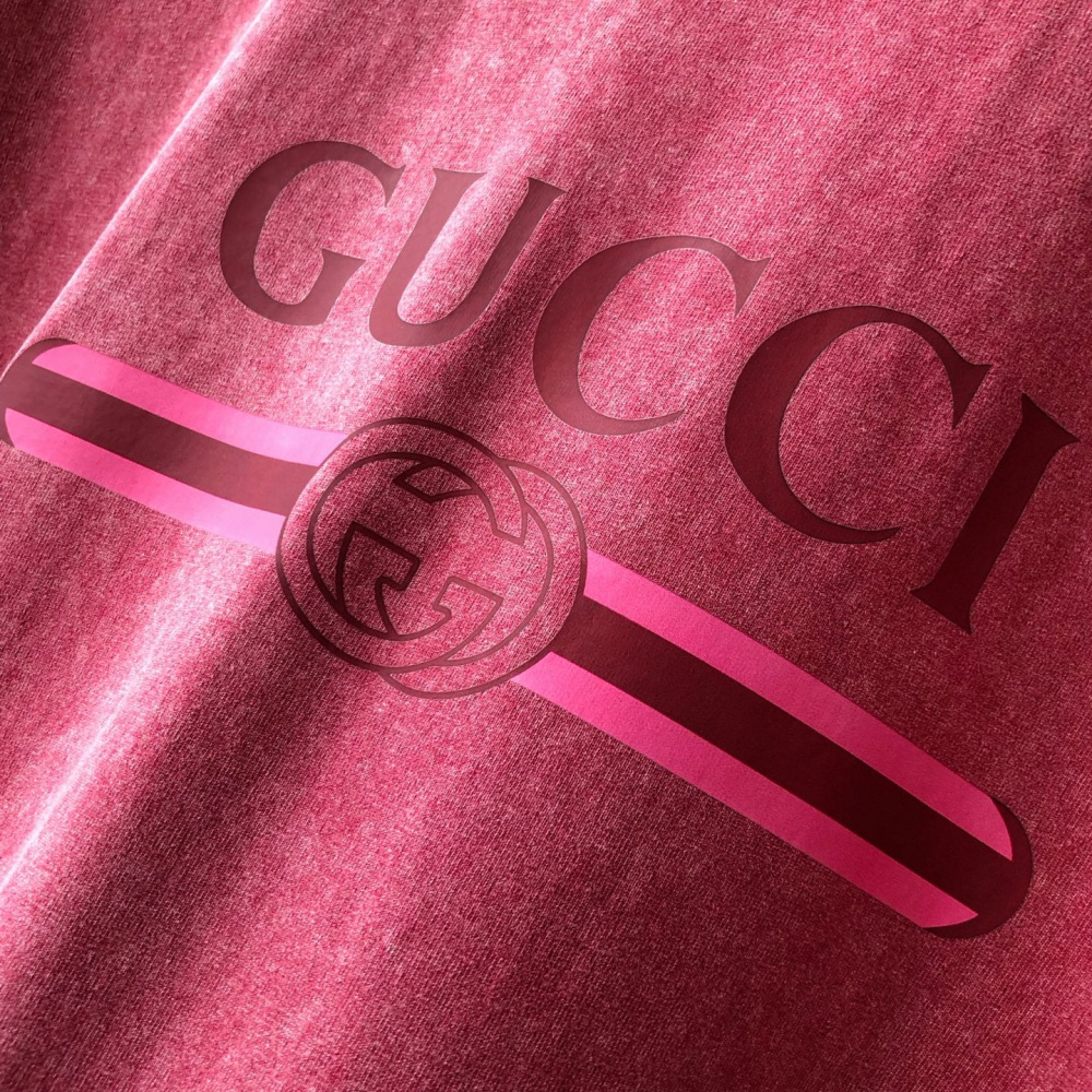Camiseta Gucci com Placa de Logo Bordô