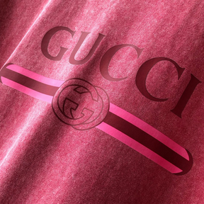 Camiseta Gucci com Placa de Logo Bordô
