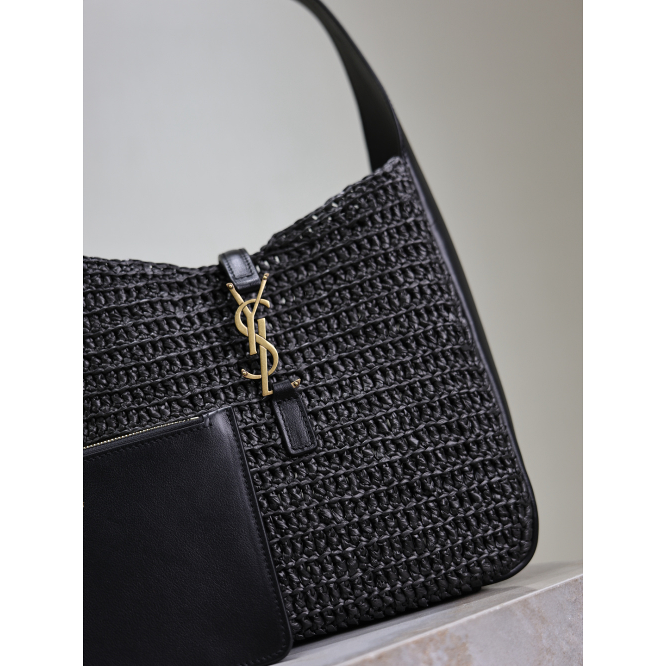 Bolsa Saint Laurent YSL Le 5 à 7 pequena flexivel em Ráfia e Couro Preta 23×22×8.5cm