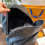 Mochila Louis Vuitton Discovery Monogram Eclipse Canvas 29x38x20cm (comprimento x altura x largura)