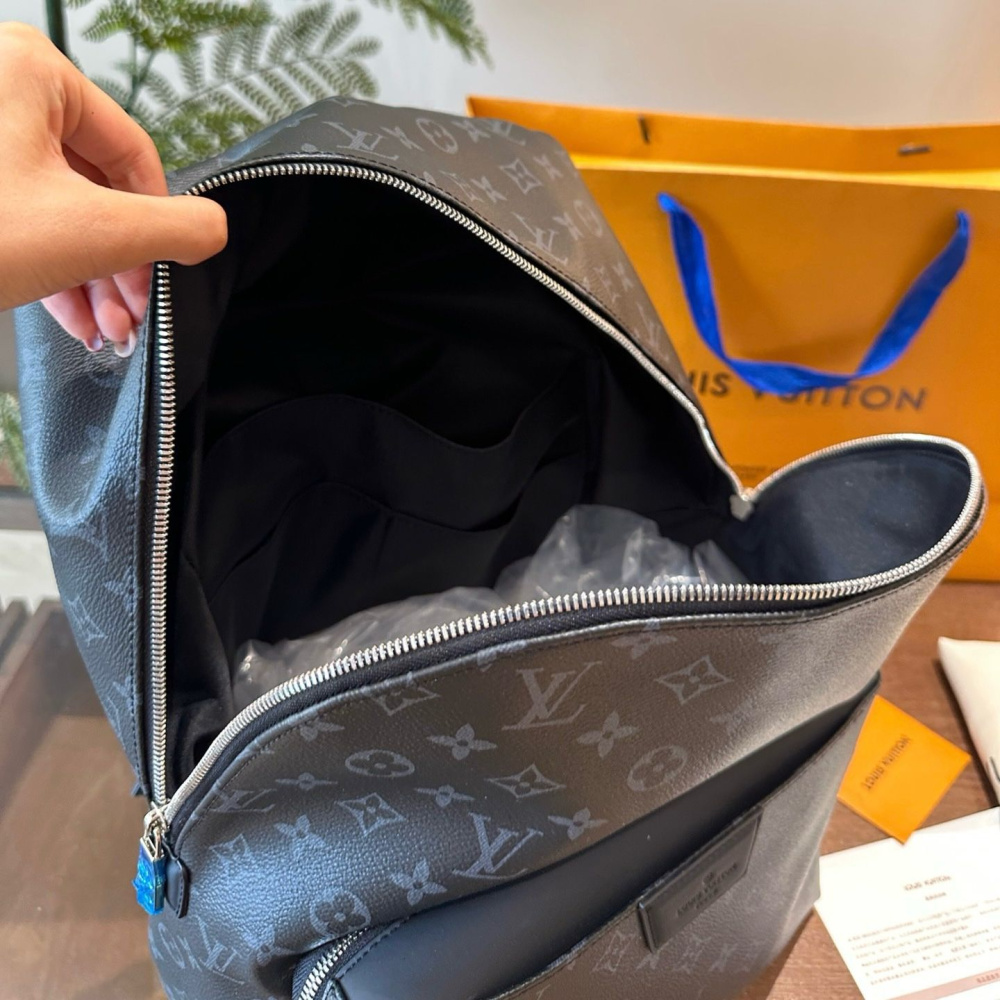 Mochila Louis Vuitton Discovery Monogram Eclipse Canvas 29x38x20cm (comprimento x altura x largura)
