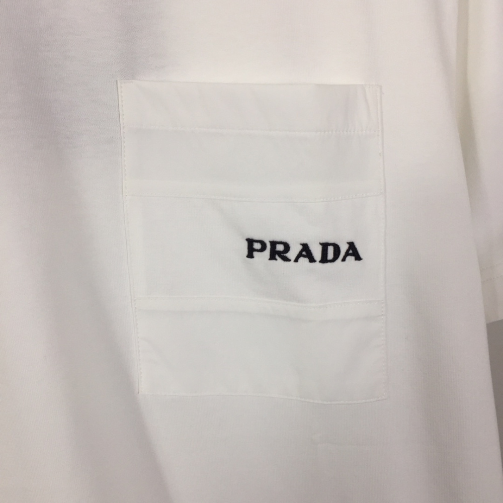 Camisa Prada em algodão com nome Bordado em Bolso Lateral Superior Branca