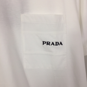 Camisa Prada em algodão com nome Bordado em Bolso Lateral Superior Branca