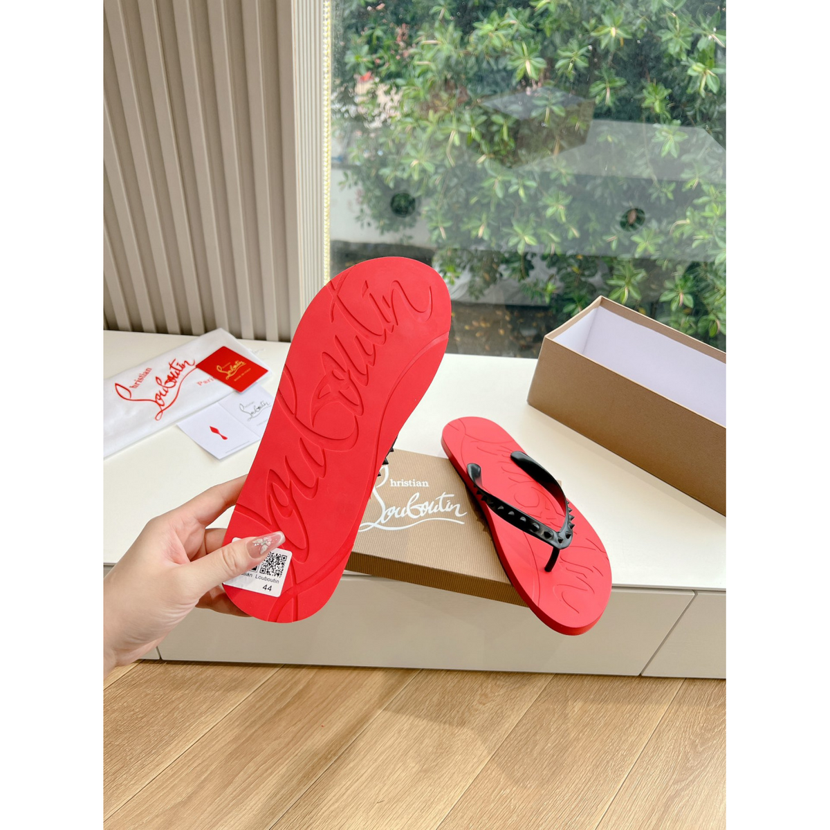 C. Louboutin Sandália Vermelha