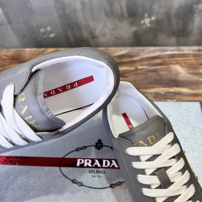 Prada Tênis de Couro com Logo Cinza
