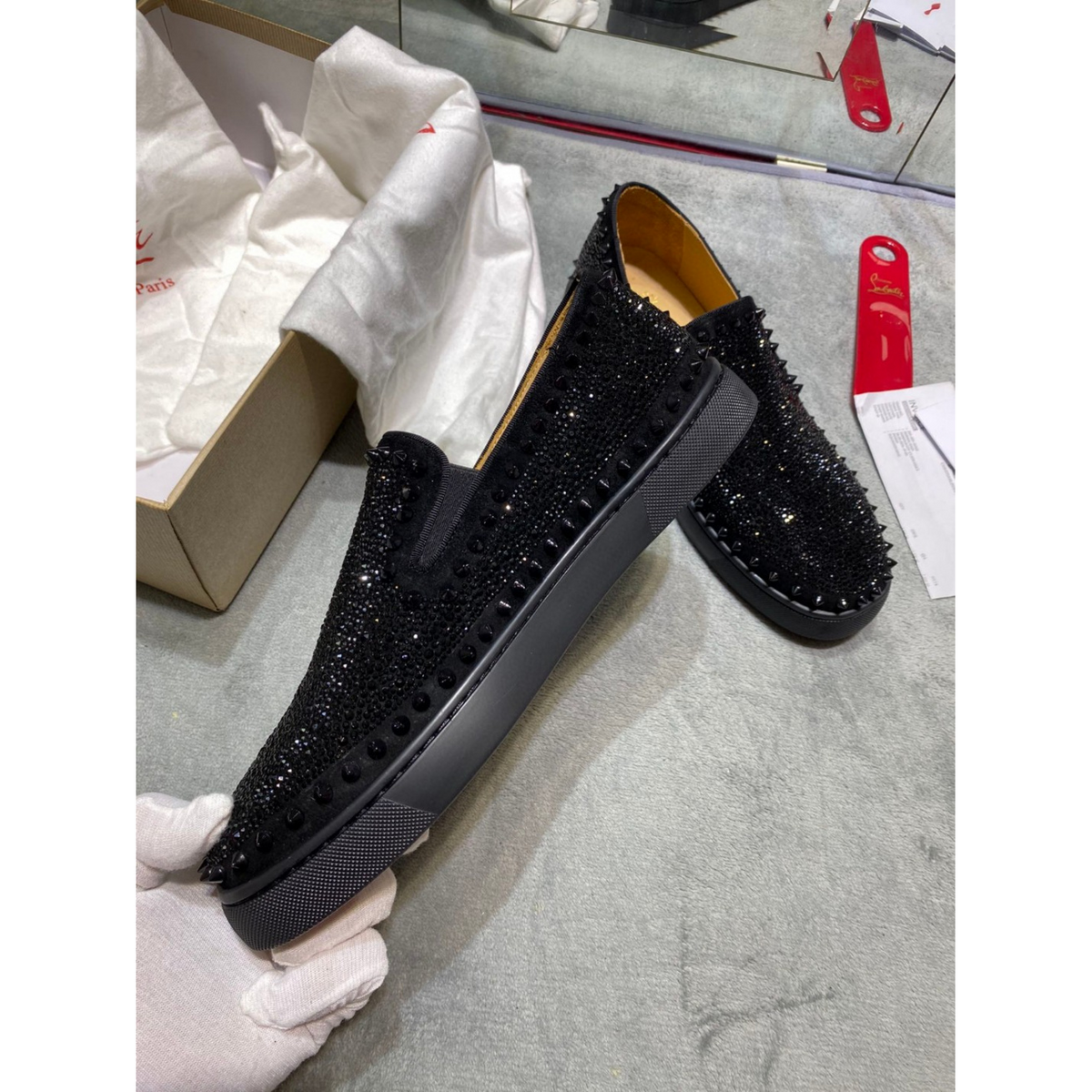C. Louboutin Tênis Cano Baixo Preto spikes