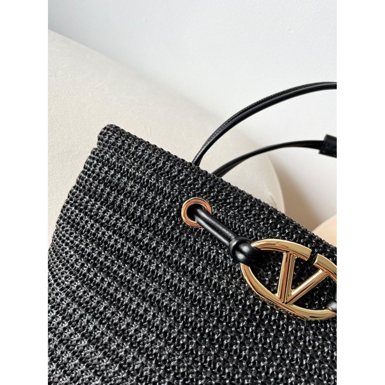 Bolsa Valentino Garavani Tote Escape em Ráfia 36x27x16cm