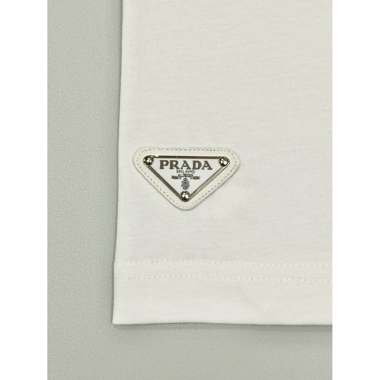 Camisa Prada em algodão com Logo na Manga Branca