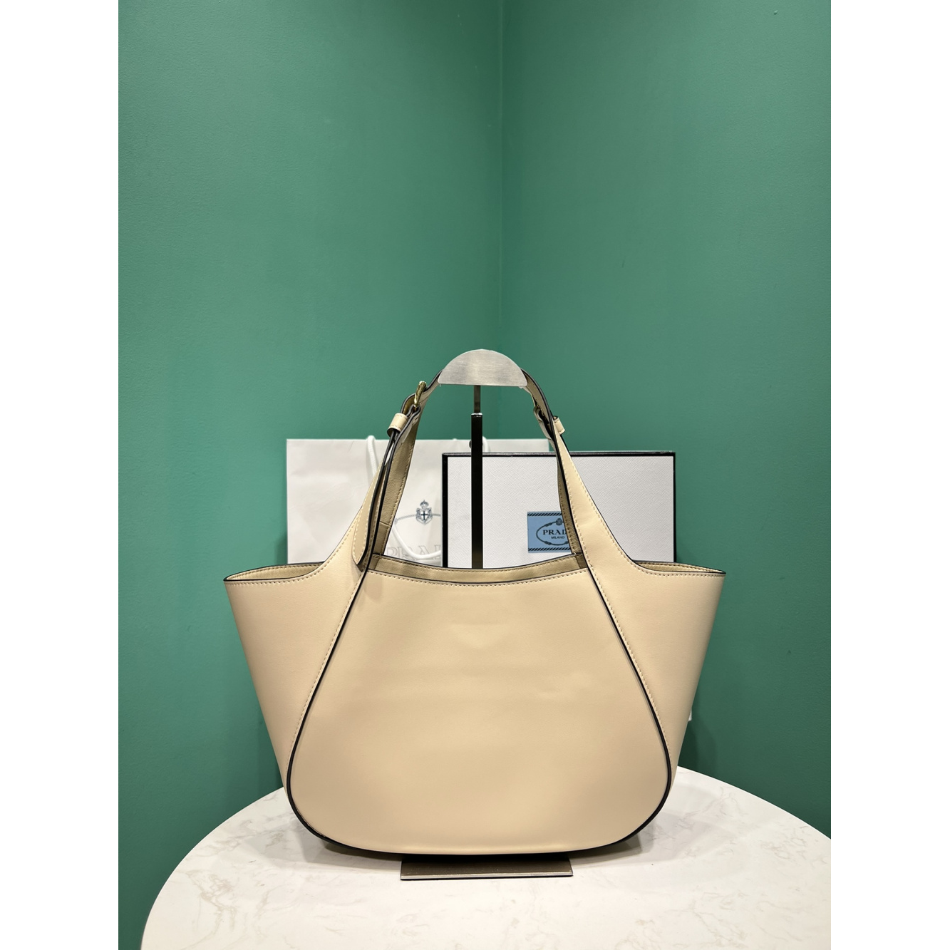 Bolsa Prada Tote Média em Couro 28x20.5x7.5cm (Preto e outras cores)