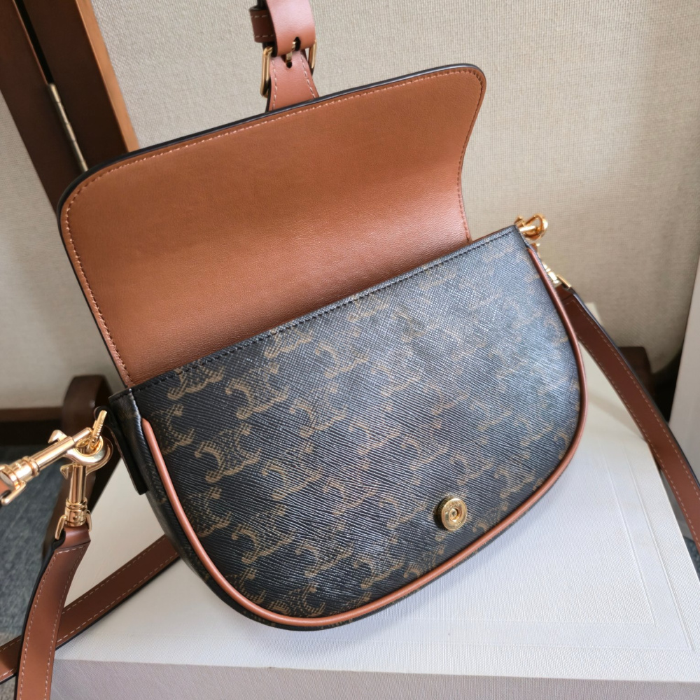 Bolsa Celine Folco Shoulder Bag em Triomphe Canvas 20x14x5cm