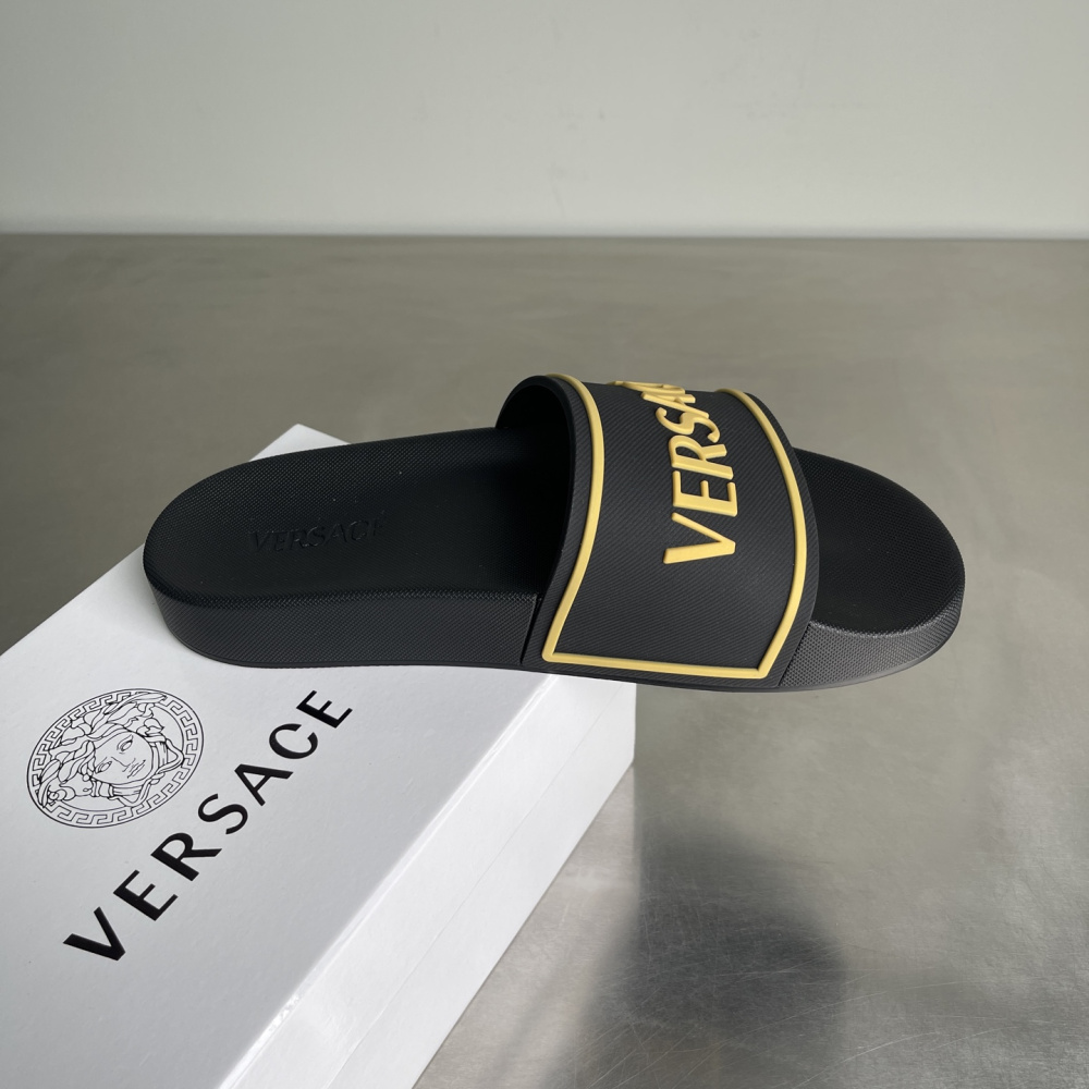Chinelo Slide Versace Preto com escrita Amarela