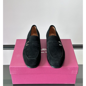 Sapato Mocassim Salvatore Ferragamo Social Camurça Preto com Fivela Gancini