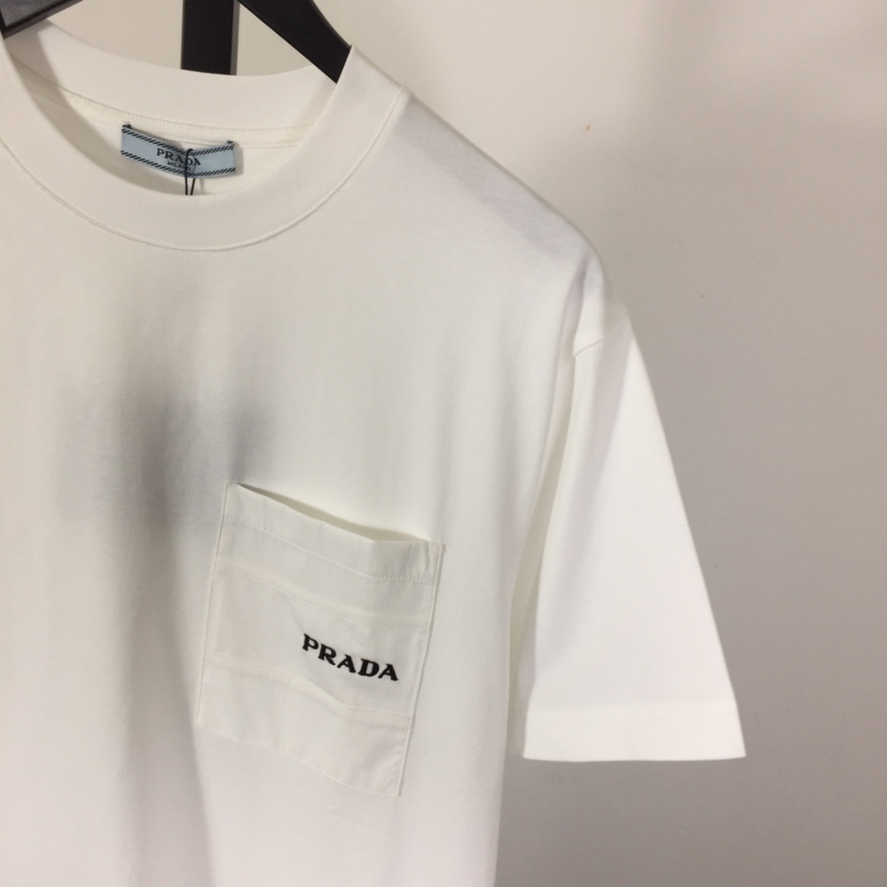 Camisa Prada em algodão com nome Bordado em Bolso Lateral Superior Branca