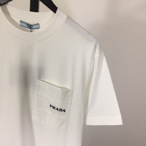 Camisa Prada em algodão com nome Bordado em Bolso Lateral Superior Branca