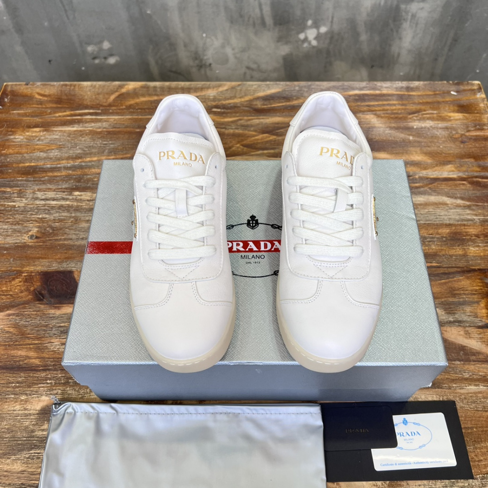 Prada Tênis de Couro com Logo Branco