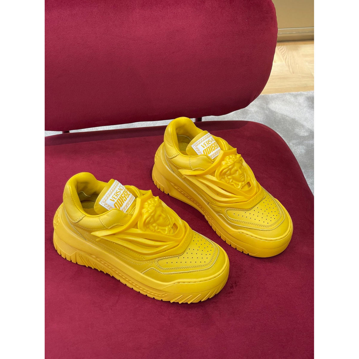 Tênis Versace Cano Baixo Odissea Amarelo