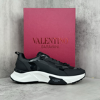 Tênis Valentino Garavani True Act Sneakers Preto/Branco