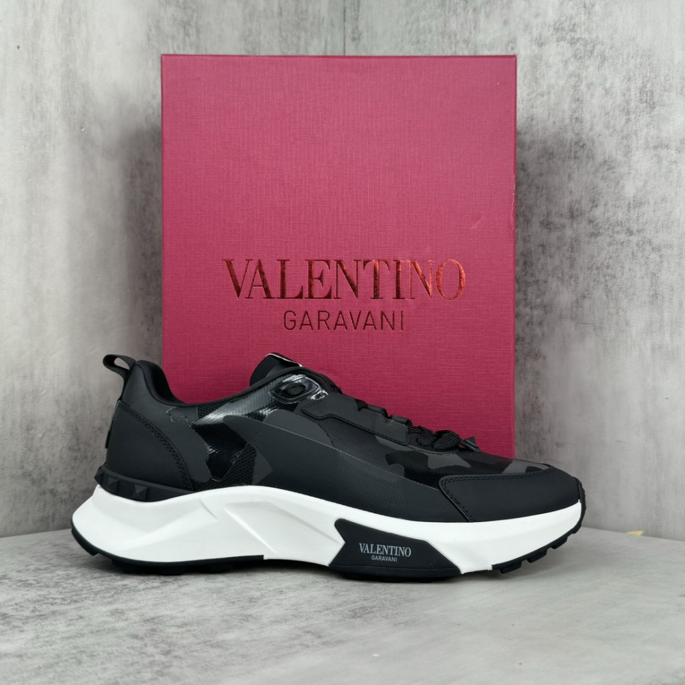 Tênis Valentino Garavani True Act Sneakers Preto/Branco