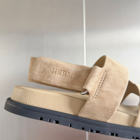 Sandália Hermès Genius em Camurça Bege