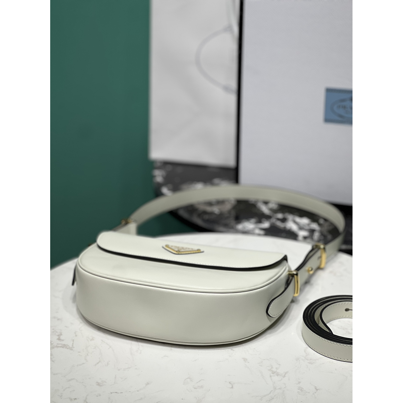 Bolsa Prada de Ombro Pequena em Couro 22x17x5.5cm (Preto e outras cores)