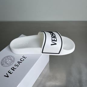 Chinelo Slide Versace Branco com escrita Preta