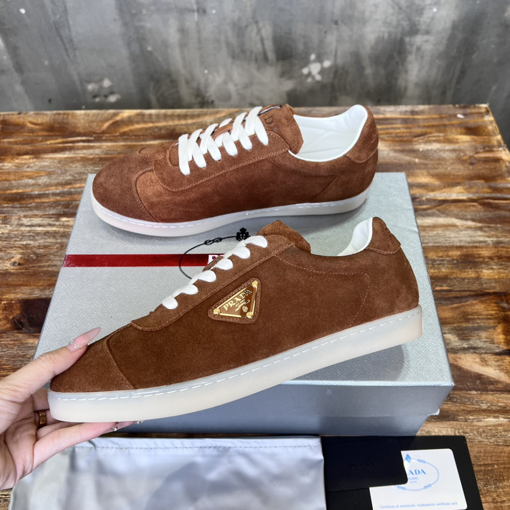 Prada Tênis em Camurça Marrom com Logo
