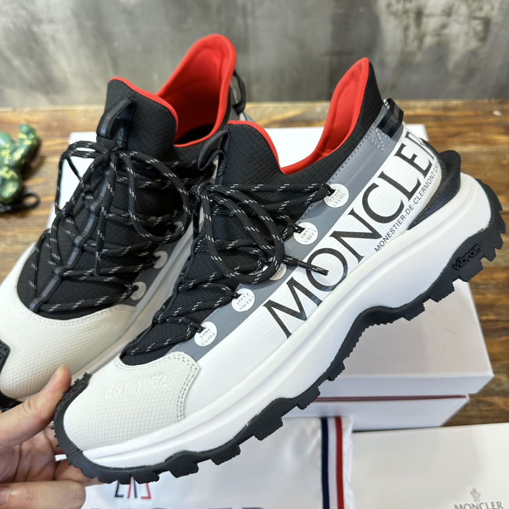 Tênis Moncler Trailgrip Lite 2 Low Top com Cadarço Branco/Preto/Vermelho