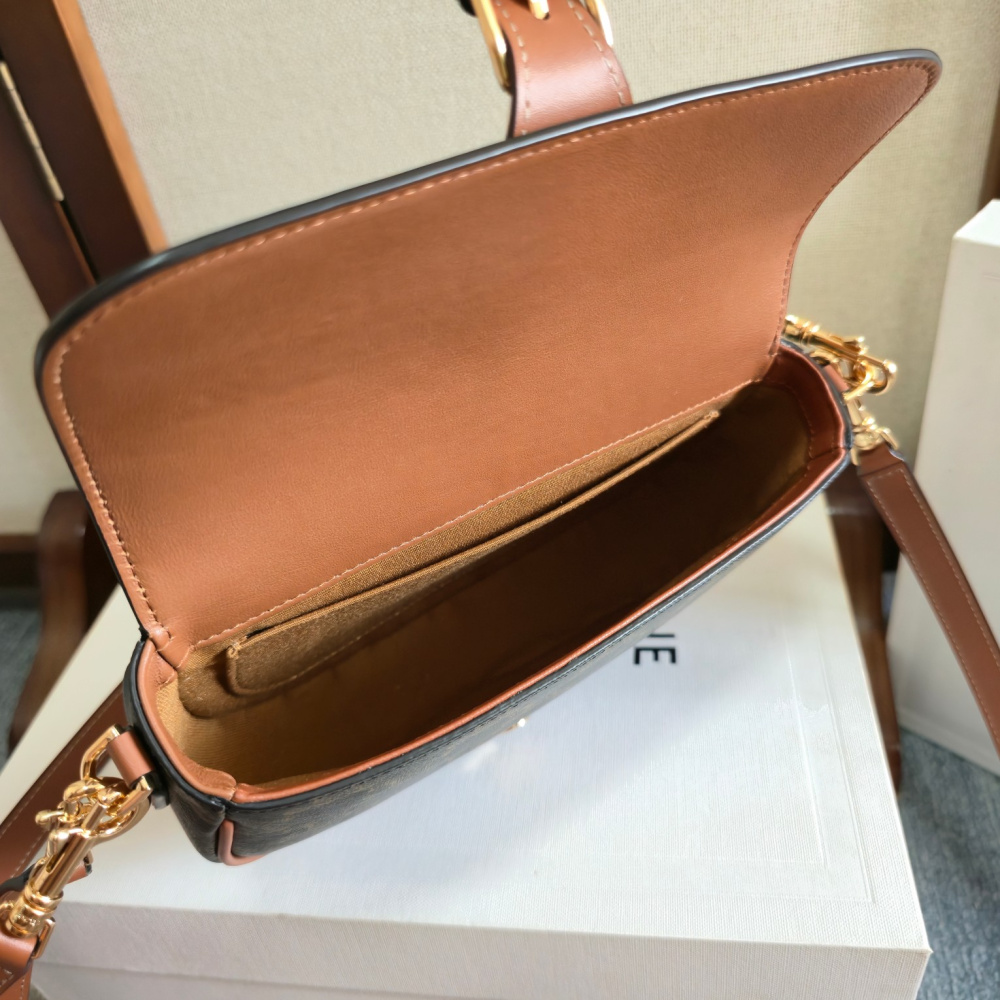 Bolsa Celine Folco Shoulder Bag em Triomphe Canvas 20x14x5cm