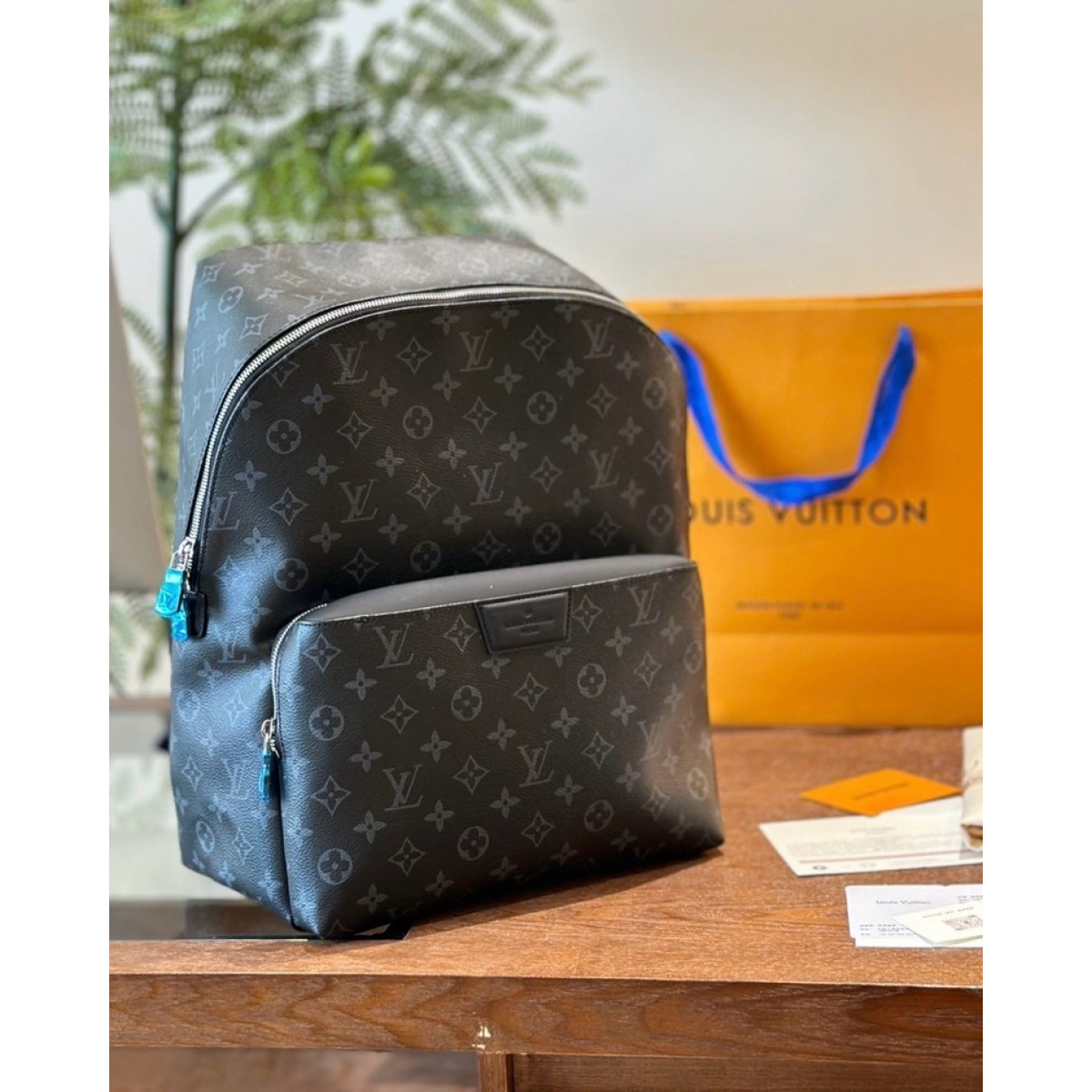 Mochila Louis Vuitton Discovery Monogram Eclipse Canvas 29x38x20cm (comprimento x altura x largura)