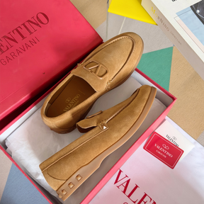 Valentino Garavani Leisure Flows Loafers em Camurça Marrom