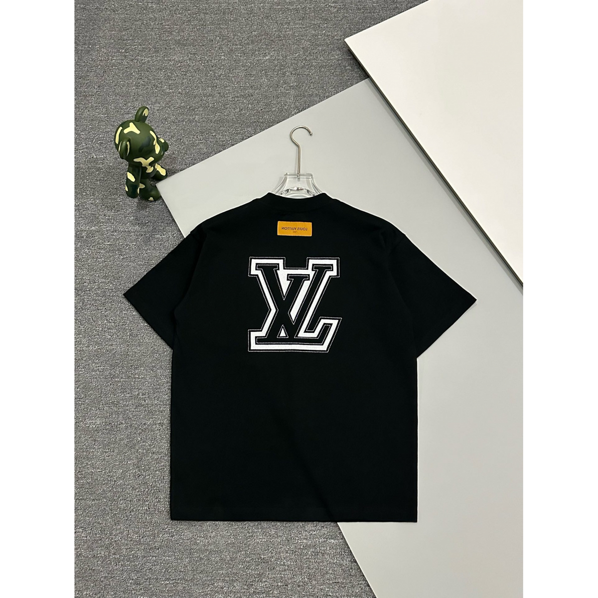 Camiseta de Algodão Louis Vuitton Logo LV Bordado Preta
