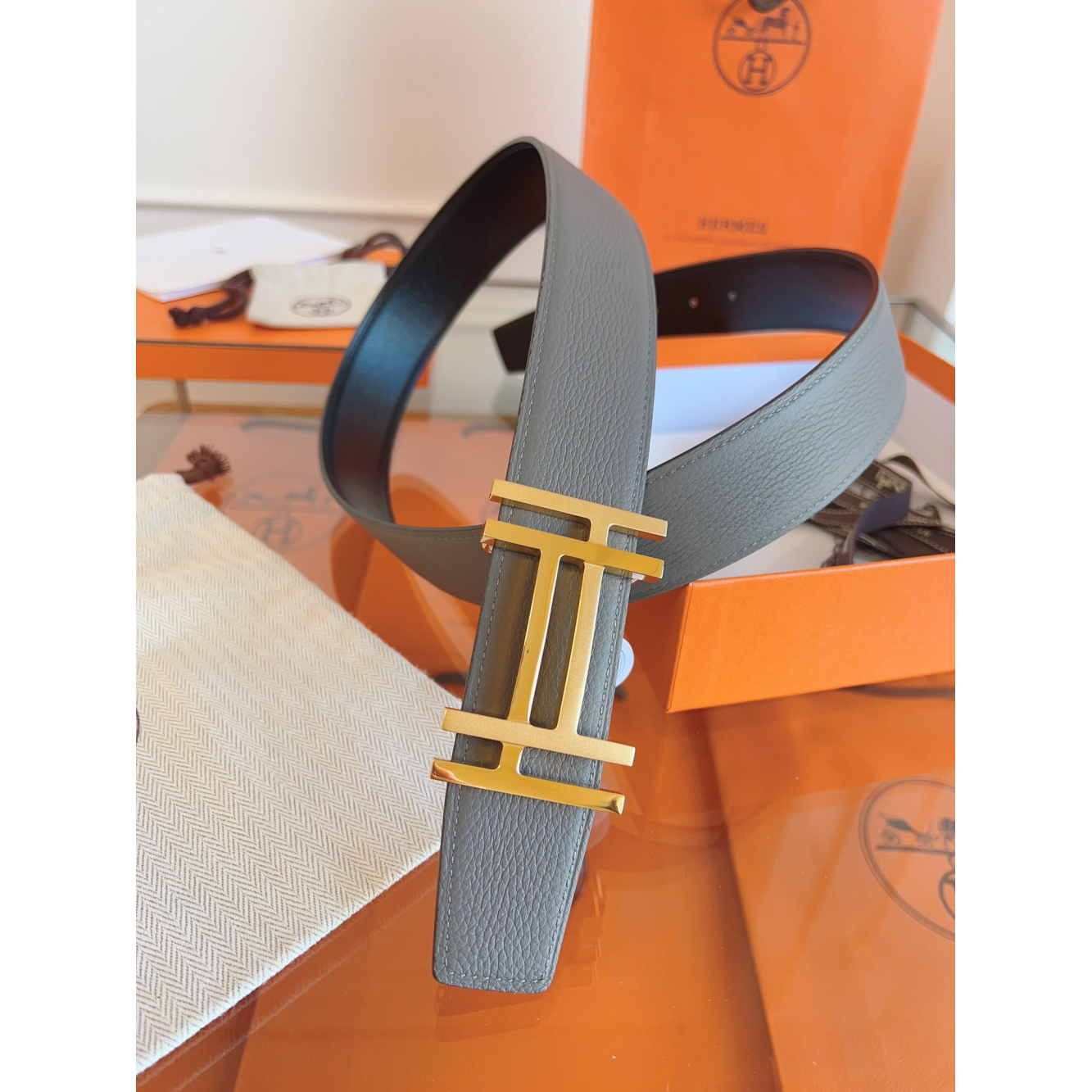 Cinto Hermès Reversível em Couro Cinza e Fivela H Au Carré Dourado 3.2cm