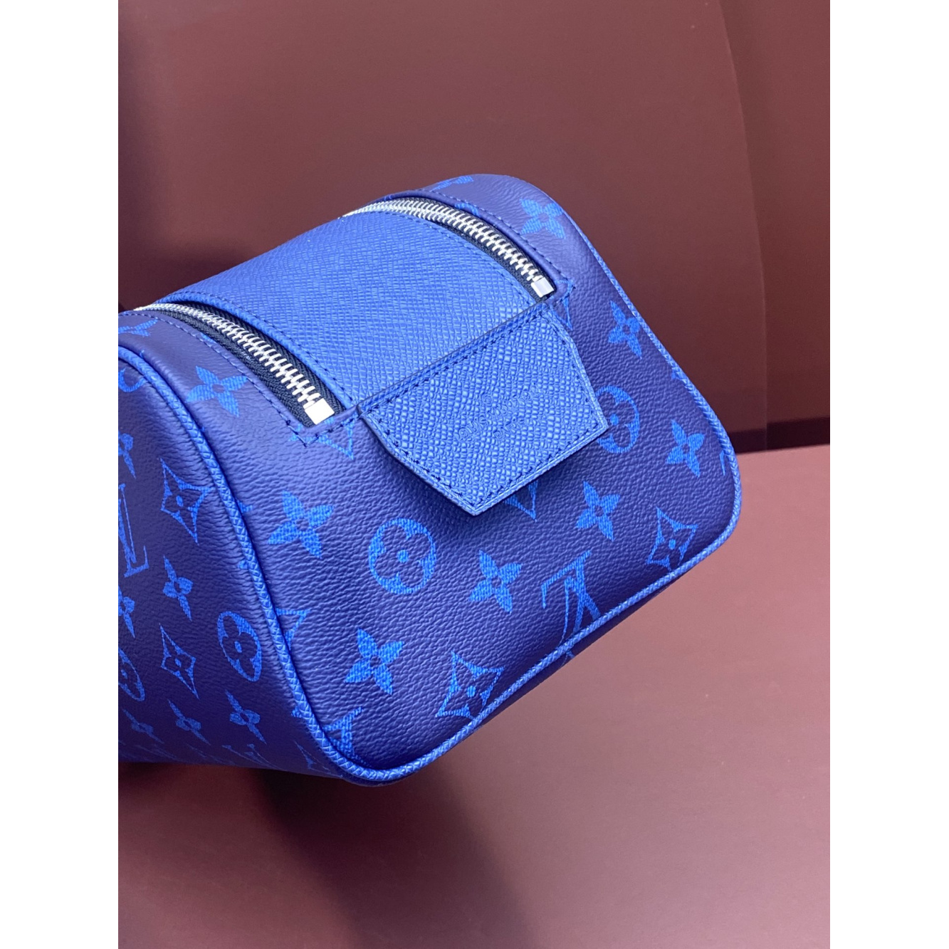 Necessaire Louis Vuitton LV Couro Taurillon Monogram Azul 28x15x16.5cm