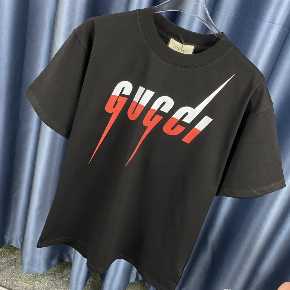 Camiseta com estampa Gucci Blade Preta