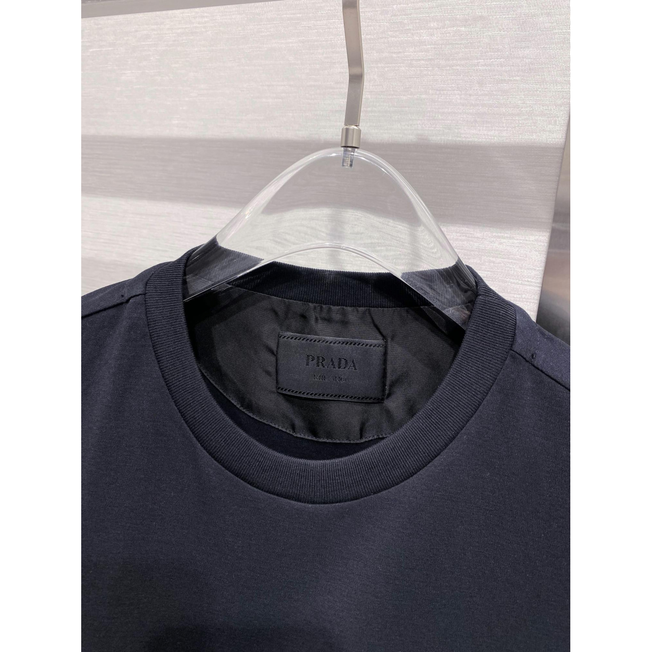 Camisa Prada em algodão com Bolso em Re-Nylon e logo triangular Preta